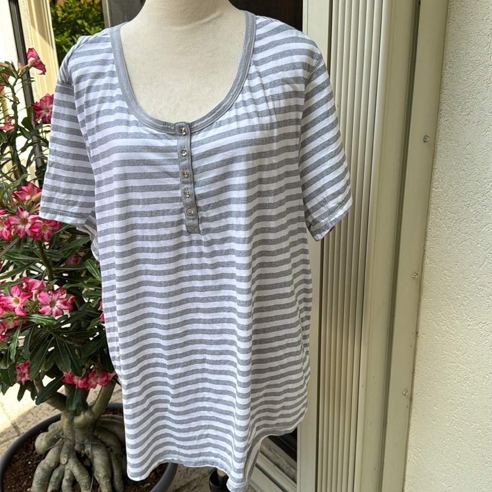 FADED GLORY. White & Grey ‎ T-Shirt, Short Sleeve. Buttons on Front. Size…